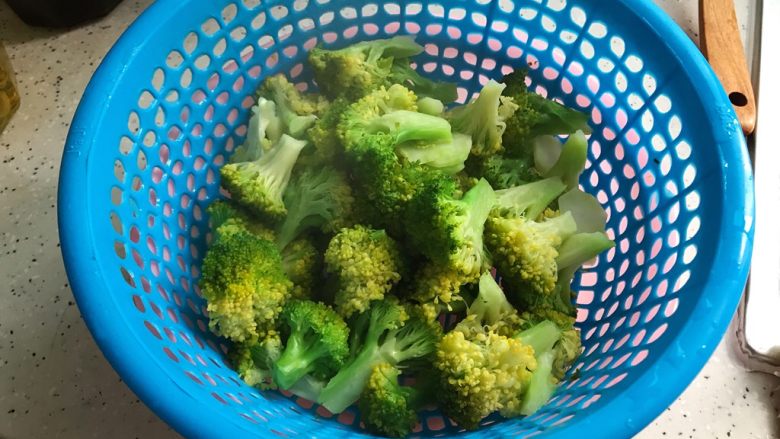 木耳肉片西蓝花,煮好之后捞出,控干水分