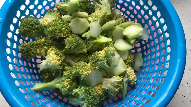 木耳肉片西蓝花,泡好的西蓝花剪成小朵,洗净