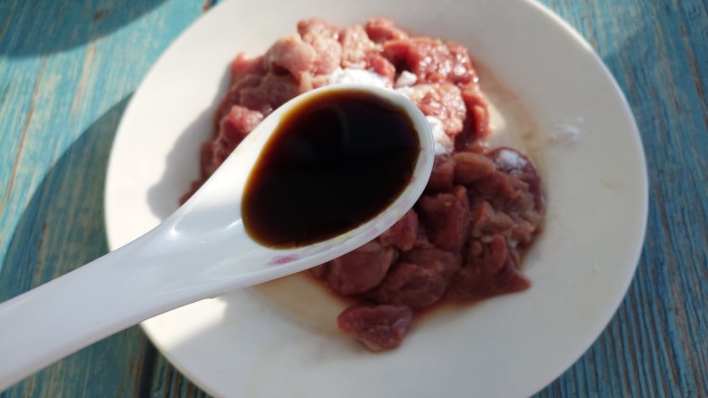 下酒菜牛肉炒酒鬼花生,再放一勺<a style='color:red;display:inline-block;' href='/shicai/ 788'>生抽</a>。