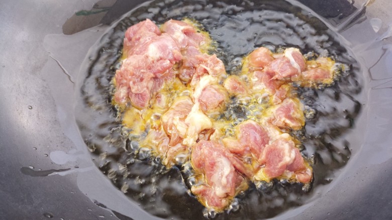 下酒菜牛肉炒酒鬼花生,然后锅里多倒些油,把牛肉放进去炸一下。