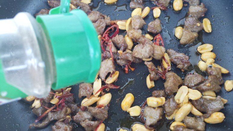 下酒菜牛肉炒酒鬼花生,翻炒几下,然后再加入<a style='color:red;display:inline-block;' href='/shicai/ 704'>椒盐</a>。