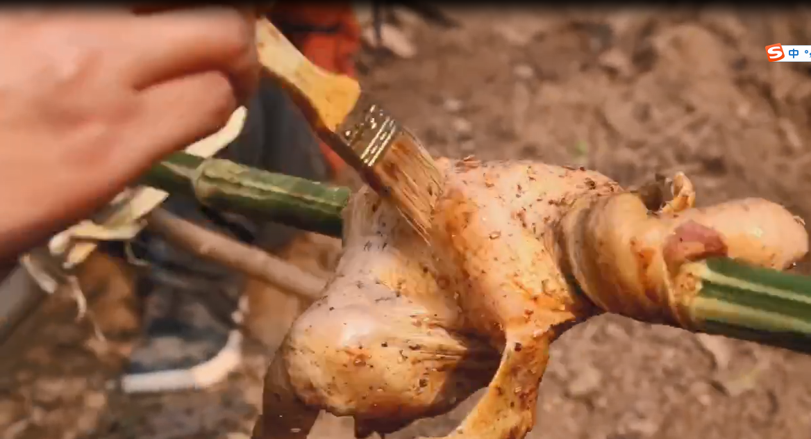 三个野人抢劫小院还强行吃鸡