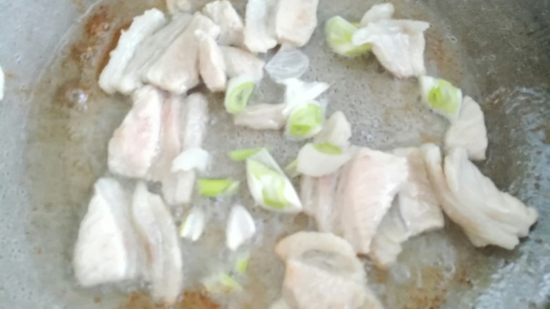 银耳炒肉,炒变色后加入葱花