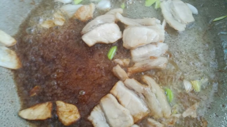 银耳炒肉,倒入适量味极鲜翻炒均匀