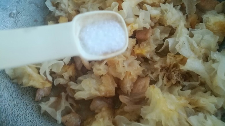 银耳炒肉,适量的盐