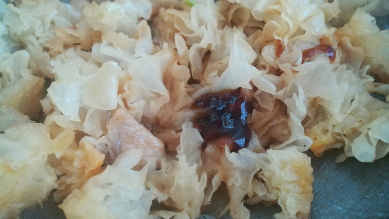 银耳炒肉,少许<a style='color:red;display:inline-block;' href='/shicai/ 721'>蚝油</a>翻炒均匀后即可