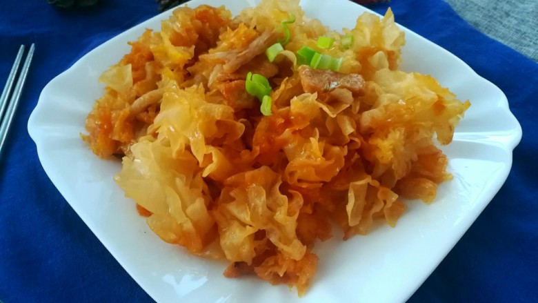 银耳炒肉,盛盘