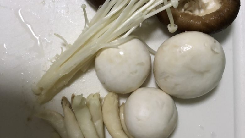鲜美养生菌菇汤,洗净菇类
