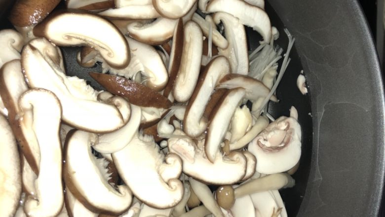 鲜美养生菌菇汤,加水没过菇类后在加一碗清水。大火煮沸后调制中火，盖盖子煮半小时。关火加入<a style='color:red;display:inline-block;' href='/shicai/ 134340'>黑胡椒粉</a>、盐、<a style='color:red;display:inline-block;' href='/shicai/ 813'>鸡粉</a>。搅拌后出锅啦！