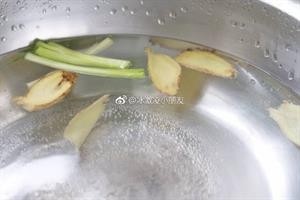 油焖海管,大锅烧水,放姜葱,煮沸