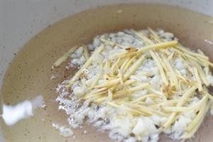 油焖海管,热锅下油,油量比平时多一点点,下姜蒜爆香