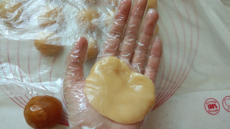 广式月饼,开始包月饼,先把皮在手中心压开