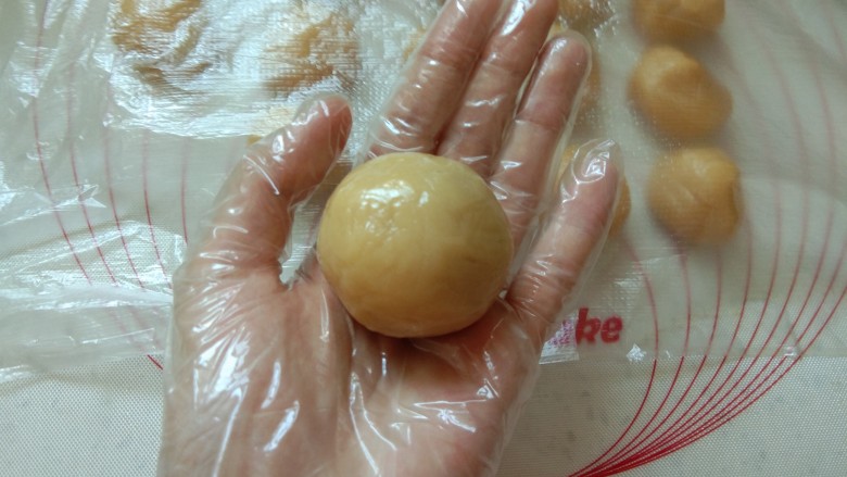 广式月饼,另一只手的虎口慢慢向上推,注意不要有破的地方