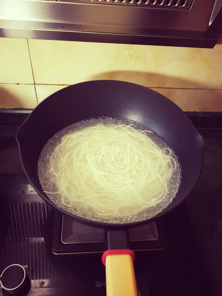 肉末茄子🍆盖浇面,水开下<a style='color:red;display:inline-block;' href='/shicai/ 526'>面条</a>🍜,面沸腾捞起过凉开水备用