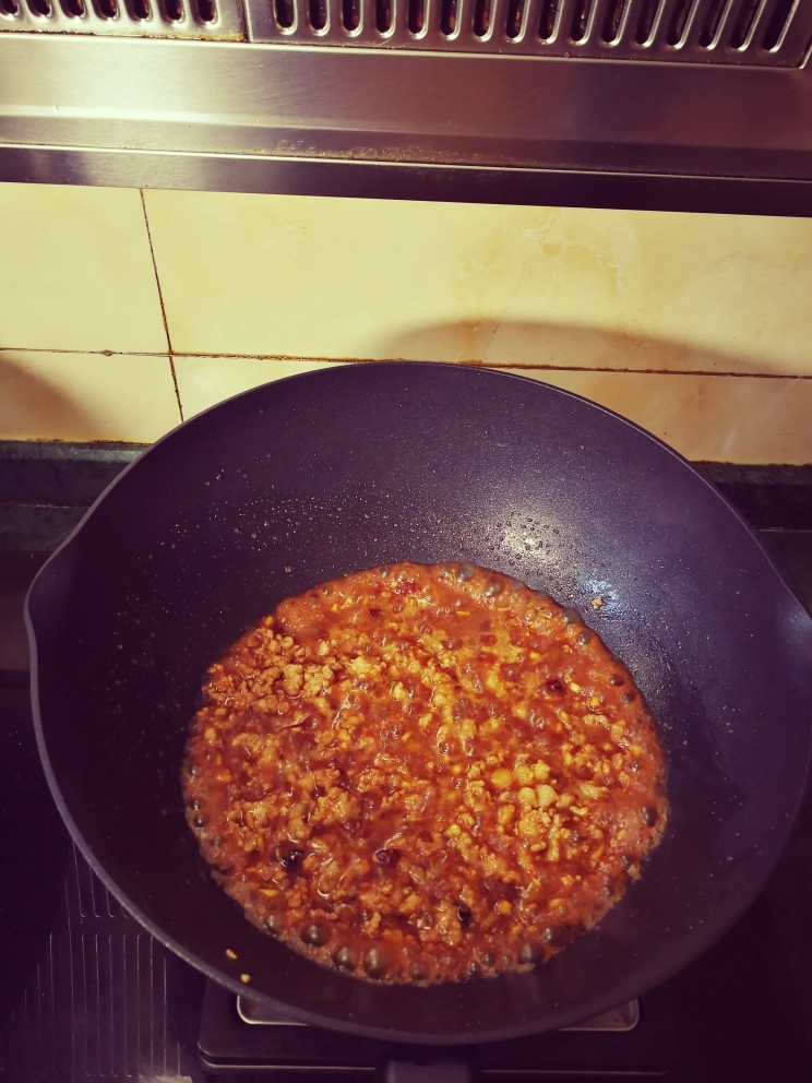 肉末茄子🍆盖浇面,蒜 生姜 辣椒爆香加入肉末煸炒变色,加点<a style='color:red;display:inline-block;' href='/shicai/ 788'>生抽</a> 盐
