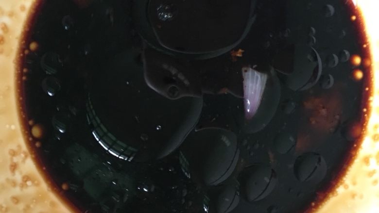 西红柿土豆牛腩,倒酱油料酒