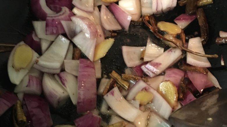 西红柿土豆牛腩,倒油炒料