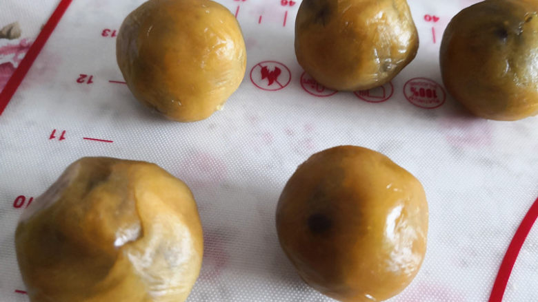 凤梨月饼,这样馅料就是40克一个,捏圆备用,
