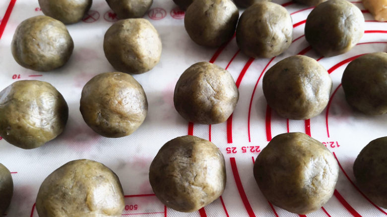 绿豆沙蜜豆月饼,这样馅料就是40克一个,捏圆备用,