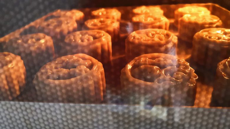 绿豆沙蜜豆月饼,烤箱预热,180度,上下火,中层,先烤5分钟定型,
