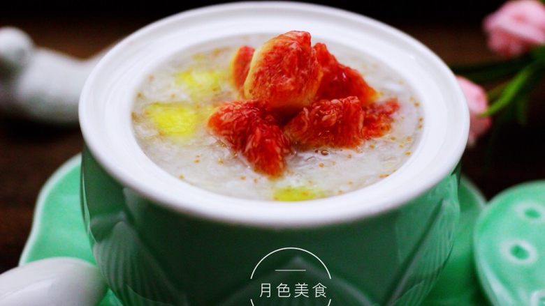 十味 酸酸甜甜的无花果牛奶金燕耳羹,做好的无花果金燕耳牛奶羹盛入碗里。