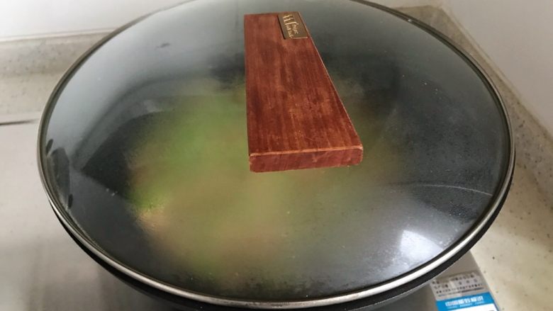 香菇青椒毛豆炒肉丁,大火烧开之后转小火，盖上锅盖煮4.5分钟