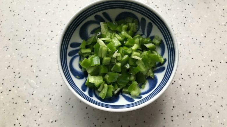 香菇青椒毛豆炒肉丁,<a style='color:red;display:inline-block;' href='/shicai/ 61'>青椒</a>去籽洗净之后切成丁