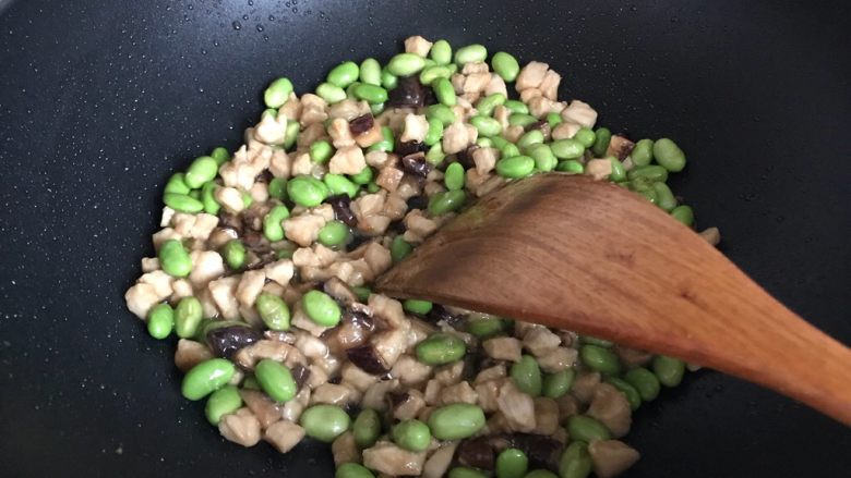 香菇青椒毛豆炒肉丁,翻炒片刻