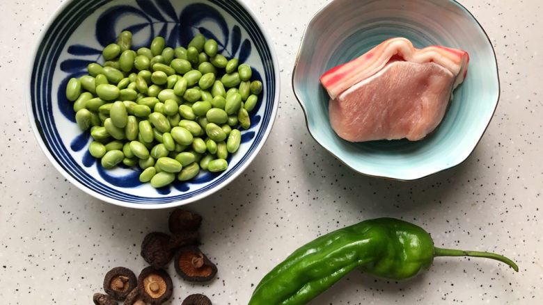 香菇青椒毛豆炒肉丁,首先我们准备好所有食材