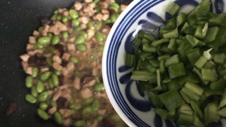 香菇青椒毛豆炒肉丁,加入青椒