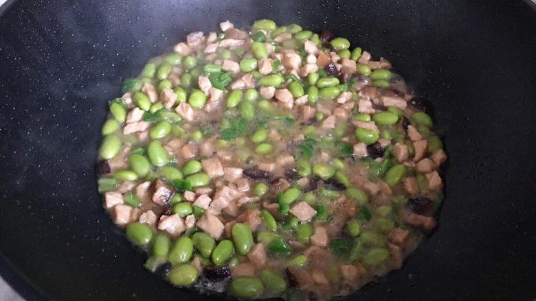 香菇青椒毛豆炒肉丁,翻炒至汤汁收紧