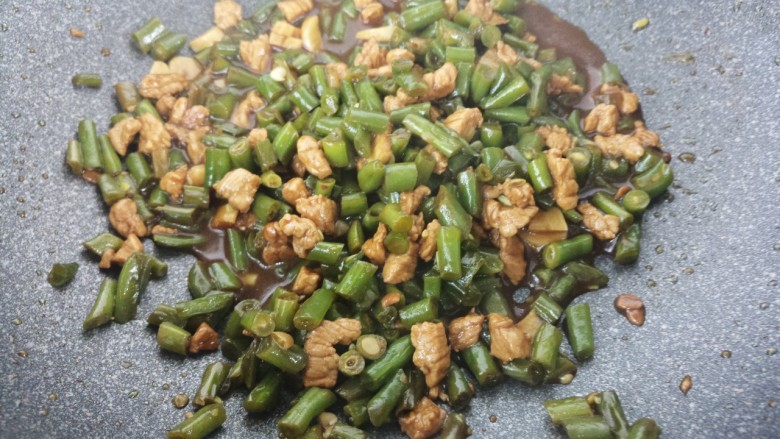 肉沫豇豆,把豇豆炖熟,收汁即可。