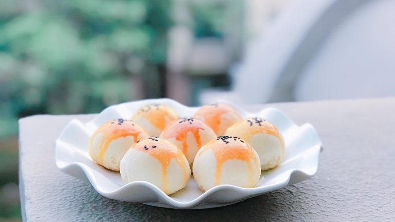 适合月饼的两种馅料——紫薯麻薯馅儿和玫瑰芝麻红豆馅,经典蛋黄酥