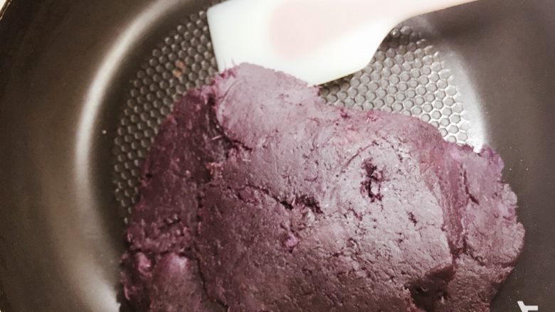 适合月饼的两种馅料——紫薯麻薯馅儿和玫瑰芝麻红豆馅,到紫薯馅成团，很容易堆叠起来就可以了，也不能炒得太干，太干不好包蛋黄。紫薯馅和麻薯配