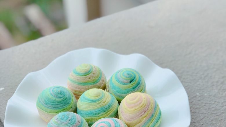 适合月饼的两种馅料——紫薯麻薯馅儿和玫瑰芝麻红豆馅,包了点彩酥