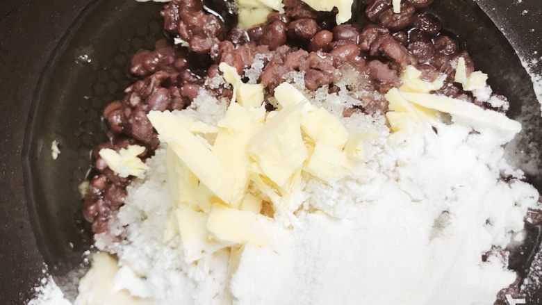 适合月饼的两种馅料——紫薯麻薯馅儿和玫瑰芝麻红豆馅,加入油和糖，还有熟面粉一起炒制。炒制方法和紫薯一样，要控制火候不停翻炒，这个时间会比紫薯馅久一点