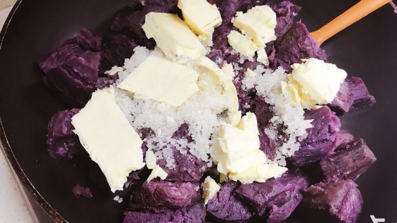 适合月饼的两种馅料——紫薯麻薯馅儿和玫瑰芝麻红豆馅,蒸熟的紫薯加入黄油和糖，因为紫薯蒸的前后分量不好固定，所以记住糖油比例更实用，即熟紫薯：黄油：糖 10:1:1。先大火后转中小火炒制