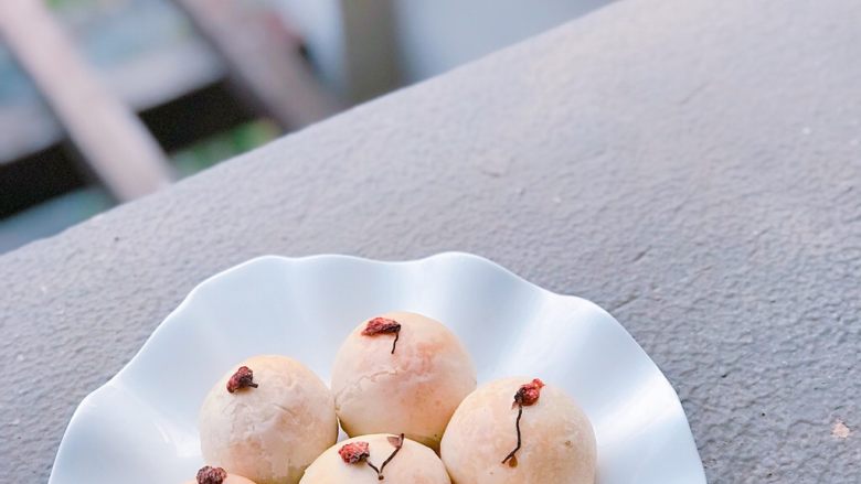 适合月饼的两种馅料——紫薯麻薯馅儿和玫瑰芝麻红豆馅,樱花装饰蛋黄酥