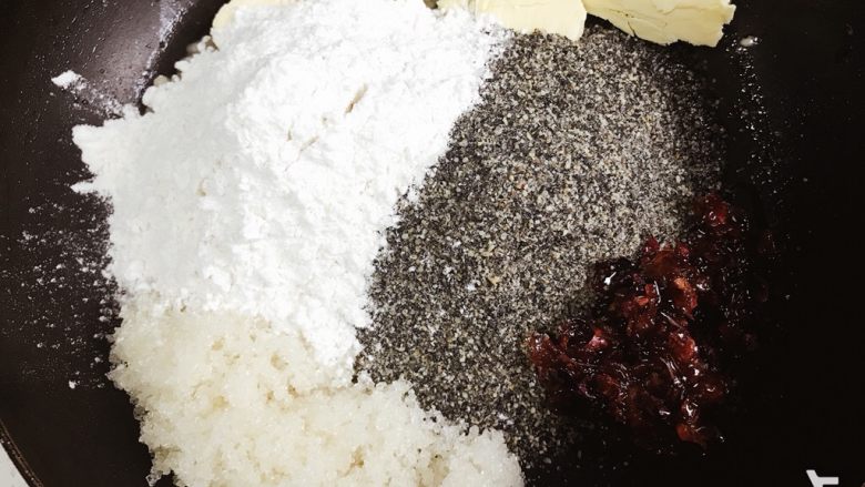 适合月饼的两种馅料——紫薯麻薯馅儿和玫瑰芝麻红豆馅,玫瑰芝麻馅的材料混合炒制，方法如上