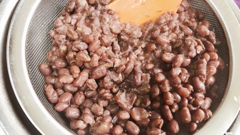 适合月饼的两种馅料——紫薯麻薯馅儿和玫瑰芝麻红豆馅,红豆煮熟，沥干水，打成<a style='color:red;display:inline-block;' href='/shicai/ 128687'>红豆泥</a>。<a style='color:red;display:inline-block;' href='/shicai/ 128687'>红豆泥</a>更细腻，包馅会容易，用刮刀手动按压也可以，颗粒较粗，有红豆皮，但是口感不错