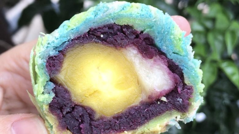 适合月饼的两种馅料——紫薯麻薯馅儿和玫瑰芝麻红豆馅,包了紫薯馅、麻薯和咸蛋黄。咸蛋黄还没腌透，馅儿的口感非常丰富，回味绵长。芝麻红豆馅更是满口盈香