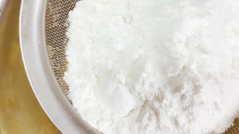 适合月饼的两种馅料——紫薯麻薯馅儿和玫瑰芝麻红豆馅,筛入<a style='color:red;display:inline-block;' href='/shicai/ 520'>糯米粉</a>和<a style='color:red;display:inline-block;' href='/shicai/ 512'>玉米淀粉</a>，直接倒入也可以，因为后面要过筛