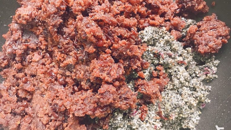 适合月饼的两种馅料——紫薯麻薯馅儿和玫瑰芝麻红豆馅,红豆馅和芝麻馅1:1混合