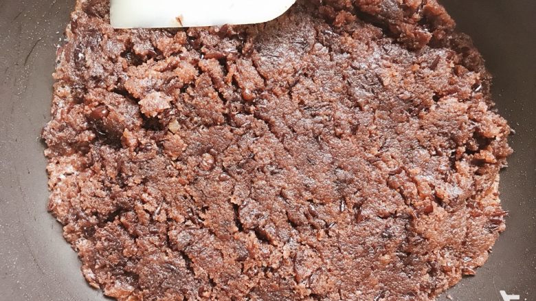 适合月饼的两种馅料——紫薯麻薯馅儿和玫瑰芝麻红豆馅,到周围没有明显油沫溢出即可