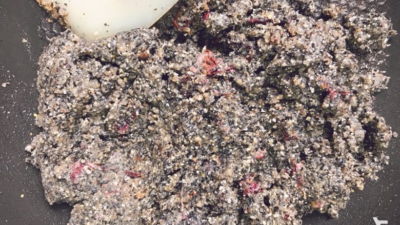 适合月饼的两种馅料——紫薯麻薯馅儿和玫瑰芝麻红豆馅,炒好的玫瑰芝麻馅，略干的话可以加一些黄油调节一下