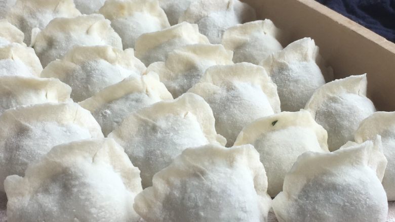 十味 螃蟹馅饺子,把包好的饺子整齐的码放在饺子板上。 饺子板上要提前均匀地撒些干面粉,避免饺子和饺子板粘连。