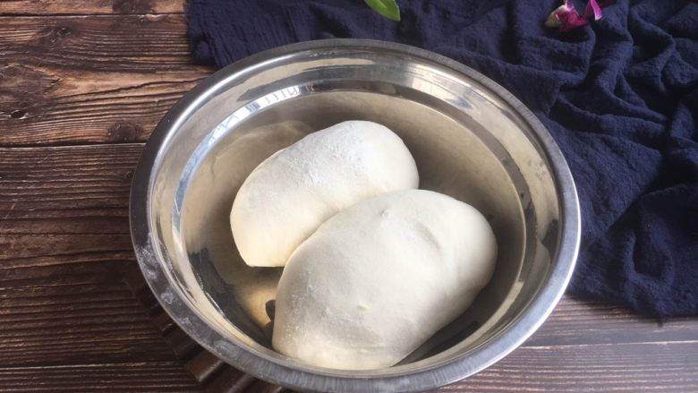 十味 螃蟹馅饺子,在调馅之前我们把面和好,面不妨多和一些,面要稍微柔软些。 和面时水要分次分量往里加,先把它合成絮状,然后再把面和光滑,盖上锅盖或者保鲜膜静置30分钟。