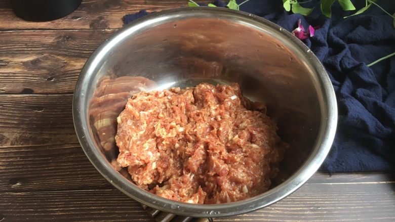 十味 螃蟹馅饺子,调制<a style='color:red;display:inline-block;' href='/shicai/ 34374'>猪肉馅</a>。 <a style='color:red;display:inline-block;' href='/shicai/ 34374'>猪肉馅</a>选用肥瘦比例三七的,放入姜末,少许的胡椒粉、<a style='color:red;display:inline-block;' href='/shicai/ 788'>生抽</a>、<a style='color:red;display:inline-block;' href='/shicai/ 718'>料酒</a>、<a style='color:red;display:inline-block;' href='/shicai/ 756'>鸡精</a>、1个鸡蛋、<a style='color:red;display:inline-block;' href='/shicai/ 4510'>黄豆酱</a>、<a style='color:red;display:inline-block;' href='/shicai/ 721'>蚝油</a>、适量的盐,朝一个方向搅拌均匀,然后暂时先放2g的<a style='color:red;display:inline-block;' href='/shicai/ 762'>老抽</a>,朝一个方向搅拌调匀,大约调100下,再放入2g的<a style='color:red;display:inline-block;' href='/shicai/ 762'>老抽</a>,继续朝一个方向调匀,调约100下,搅拌均匀后肉馅出现粘性即可。最后放入葱花,在葱花上放约10g左右的<a style='color:red;display:inline-block;' href='/shicai/ 847'>香油</a>,先用<a style='color:red;display:inline-block;' href='/shicai/ 847'>香油</a>把葱花拌匀,再将葱花与肉馅充分调匀,即继续朝一个方向搅拌均匀,大约搅拌100下左右即可。 先用油裹住葱花的目的是防止葱汁外溢,造成肉馅葱味过重。