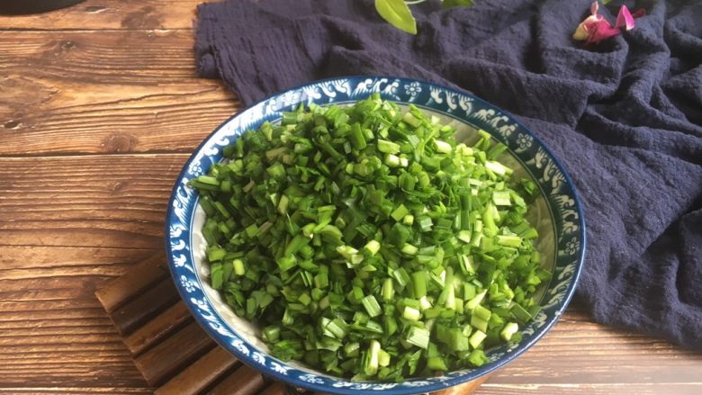 十味 螃蟹馅饺子,将韭菜切成韭菜末。