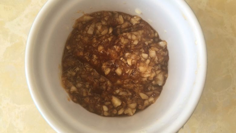黄梅酱焗虾,之后将炒好的黄梅蒜酱装入容器内降温。